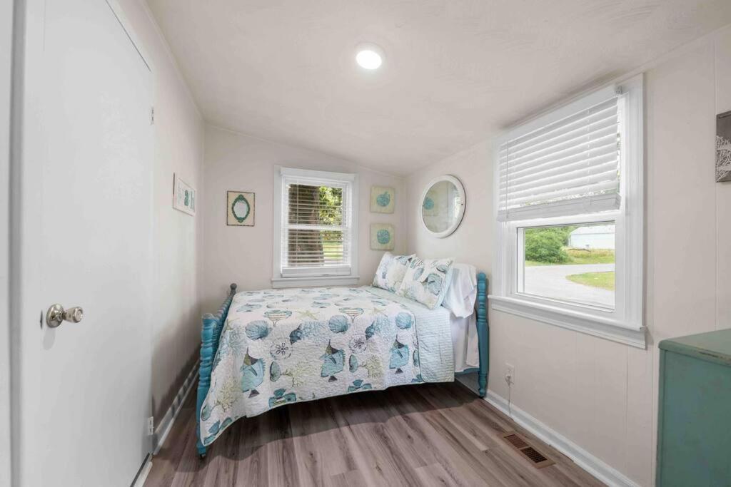 Beach Bungalow - 1 Block To Beach - Pets Welcome! Norfolk Luaran gambar