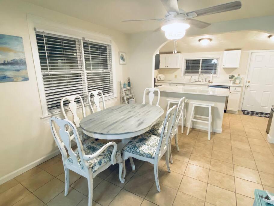 Beach Bungalow - 1 Block To Beach - Pets Welcome! Norfolk Luaran gambar