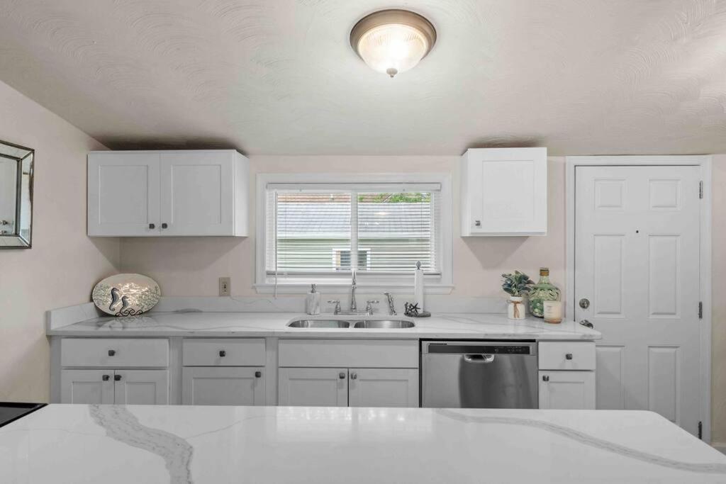 Beach Bungalow - 1 Block To Beach - Pets Welcome! Norfolk Luaran gambar