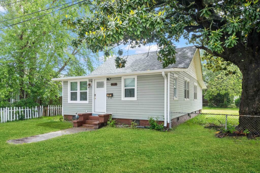 Beach Bungalow - 1 Block To Beach - Pets Welcome! Norfolk Luaran gambar