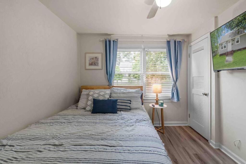 Beach Bungalow - 1 Block To Beach - Pets Welcome! Norfolk Luaran gambar
