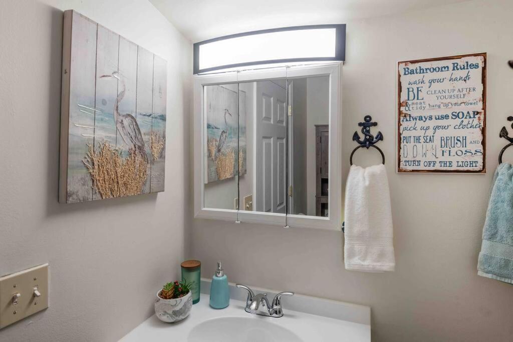 Beach Bungalow - 1 Block To Beach - Pets Welcome! Norfolk Luaran gambar