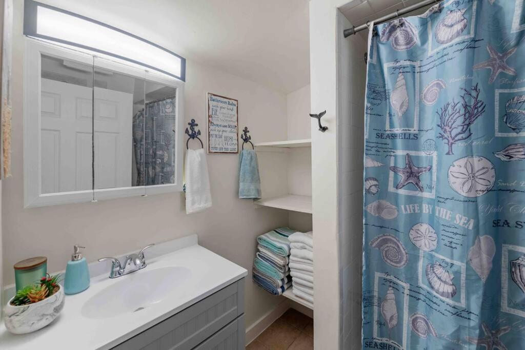 Beach Bungalow - 1 Block To Beach - Pets Welcome! Norfolk Luaran gambar