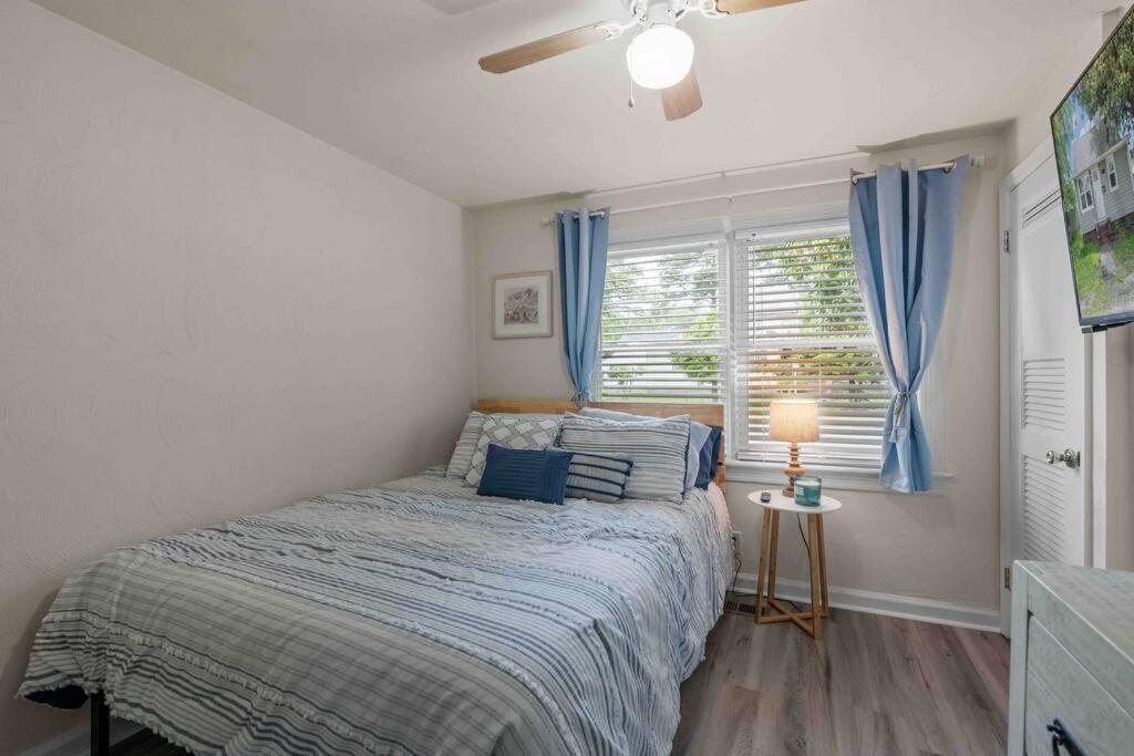 Beach Bungalow - 1 Block To Beach - Pets Welcome! Norfolk Luaran gambar